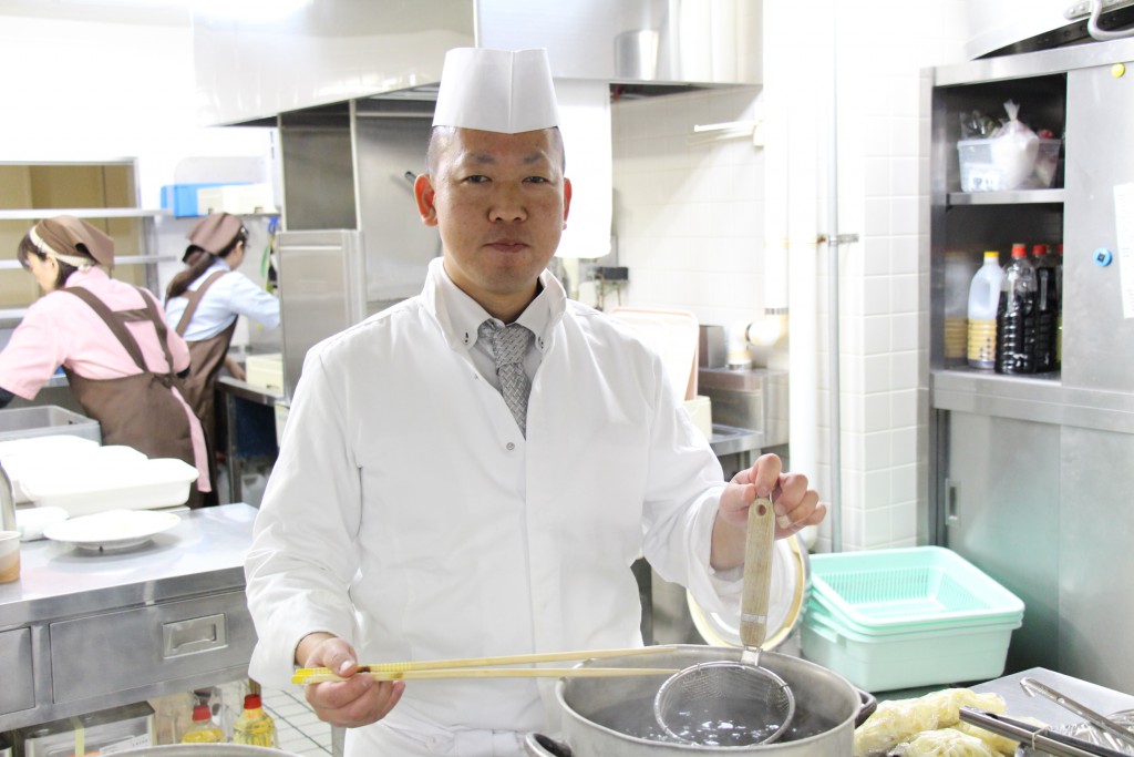 学生食堂のメニューすべてを監修する統括責任者の窪之内達也さん。和食を中心にこれまで25年間さまざまな店で活躍。2016年2月から現職。